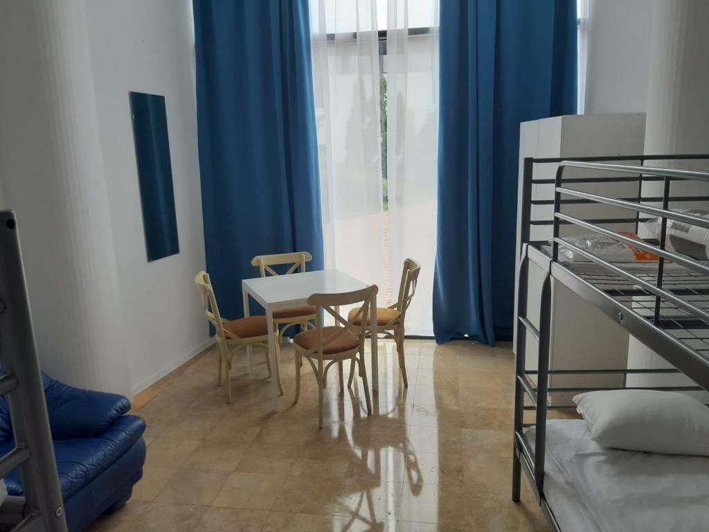 Hotel Andy Km 36 Бухарест Екстер'єр фото